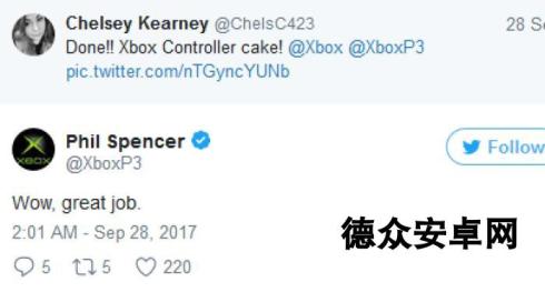 女玩家制作精致Xbox手柄造型蛋糕表达对游戏热爱